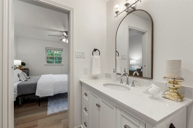 Photo - 1815 Saxony Ln