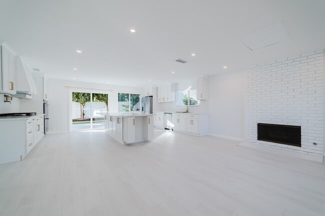 Photo - 3163 Camarillo Ave