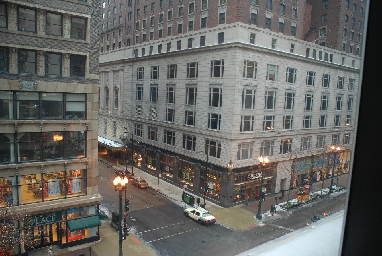 Fullly Furnished 1 BR/1Bath Updated Condo available for Rent! Great location, and walk to work! - 8 W Monroe St Unit 810