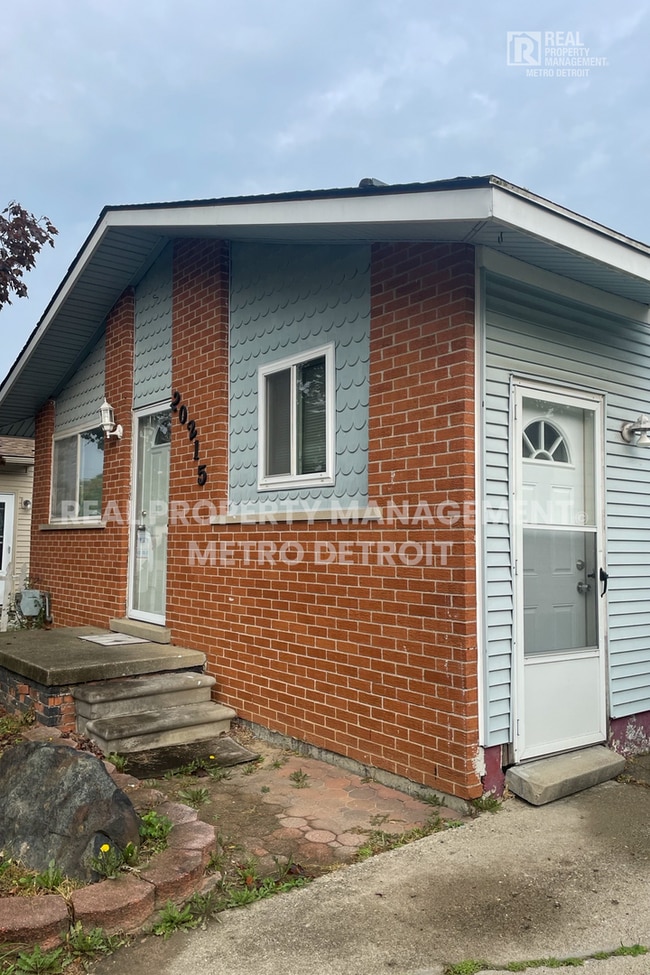 Photo - 20215 Woodward St