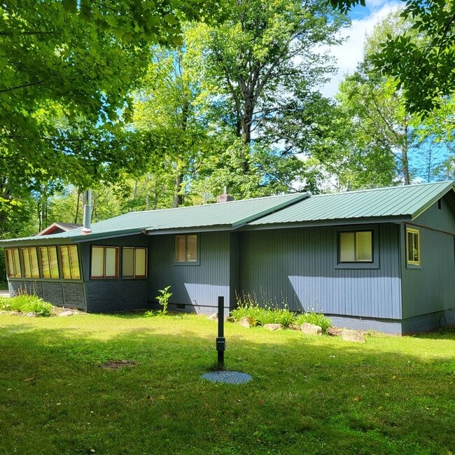 Building Photo - THREE BEDROOM HOME IN QUIET AREA IN CADILLAC