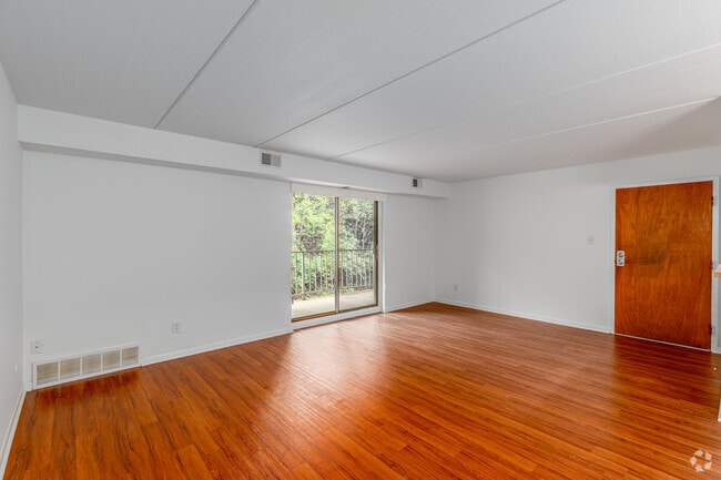 1BR, 1BA - 864SF - Living Room