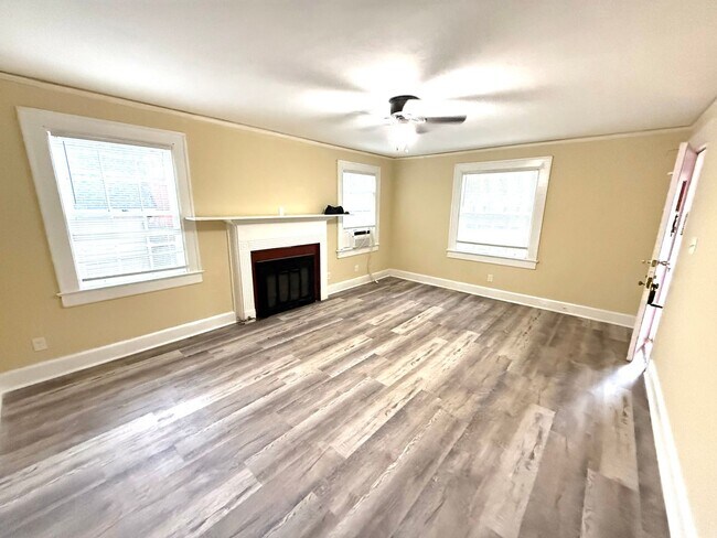 Photo - ** 2 bed 1 bath located in Morningview ** Call 334-366-9198 to schedule a self showing