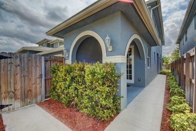 Photo - 1135 NE 3rd Ave