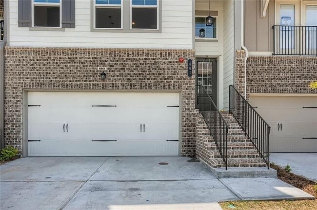 Photo - 461 Stagecoach Bnd SE