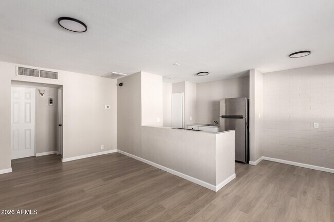 Building Photo - 405 S Priest Dr Unit 5