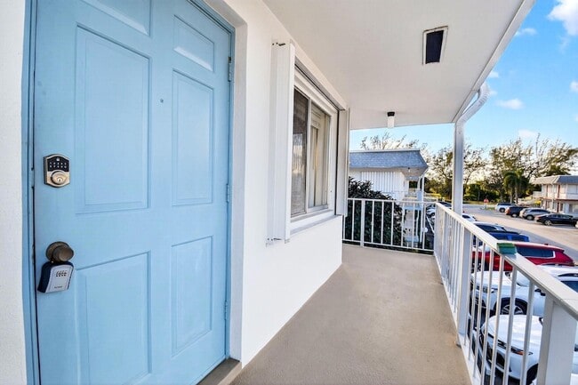 Photo - 2880 Lake Osborne Dr Unidad 210