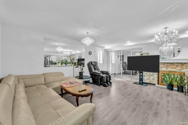 Photo - 2585 Westhill Way