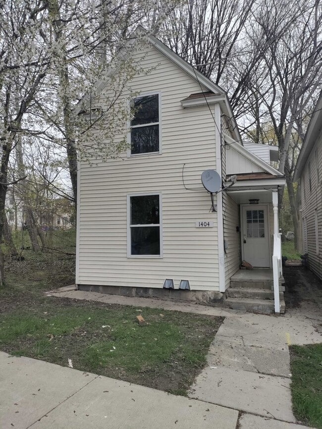 Building Photo - 3 bedroom, 1.5 bath house