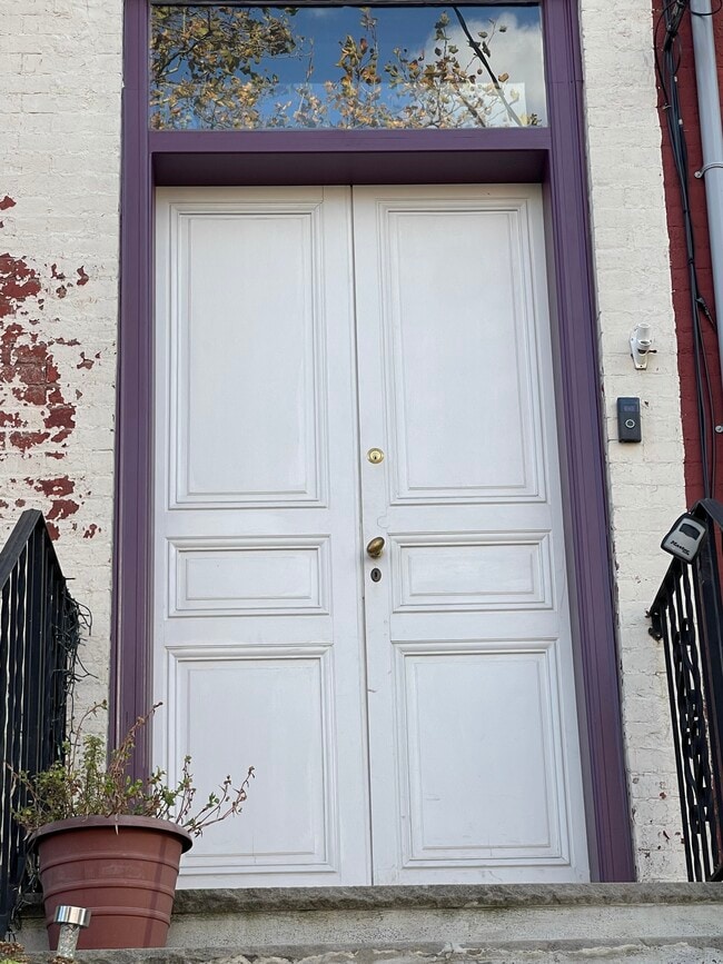 Building Photo - 19 Henry St Unit 1