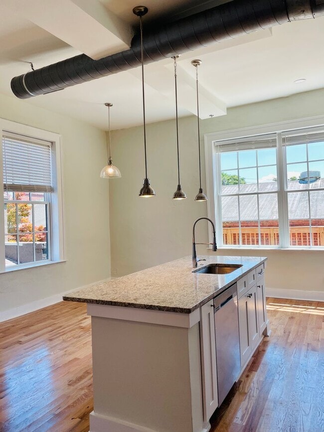 Building Photo - 140 West Washington Unit 203