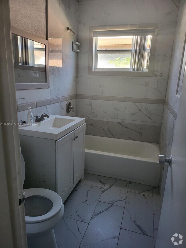 Building Photo - 1352 NE 116th St Unit 1352 Rental
