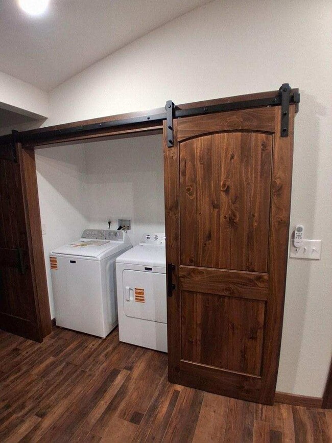 Photo - 905 W Broadway St