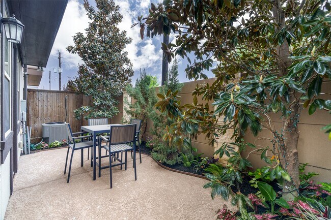 Photo - 1303 Edwinstowe Trl