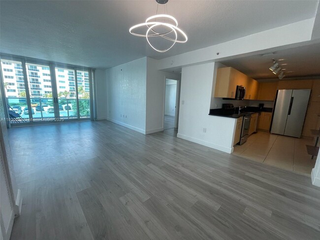Building Photo - 7501 E Treasure Dr Unit 2L Rental