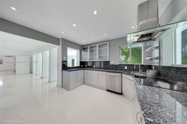 Photo - 850 N Venetian Dr
