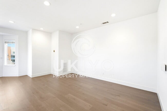 Photo - 2933 McClure St