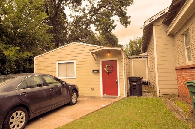 Building Photo - 824 W 19th St Unit A