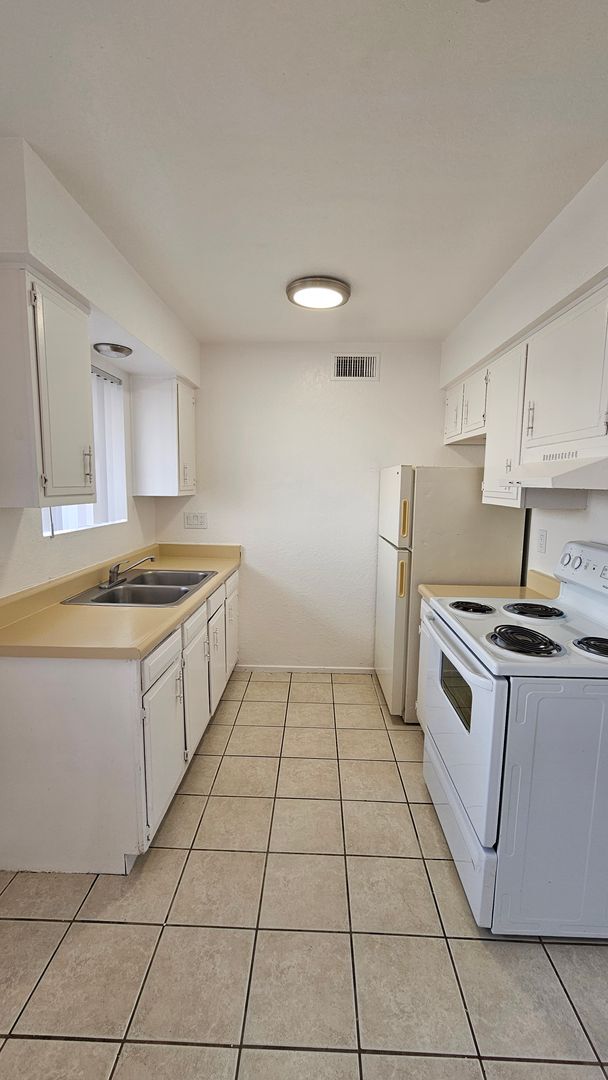Photo - **Move in Special!!** 2Bed 1Bath Apartment Home!! Unit Bev1622-19