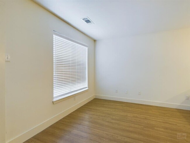 Photo - 711 W 32nd St Unit 107