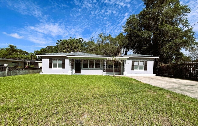 Building Photo - 1510 Altaloma Ave