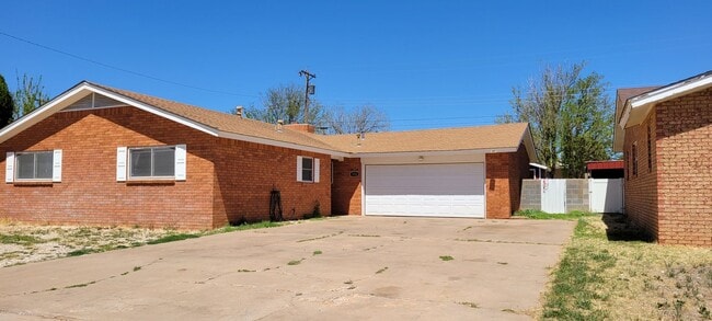 Building Photo - LARGE HOME ON QUIET STREET