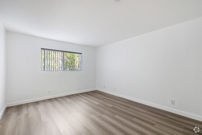 1BD, 1BA - 647SF - Bedroom