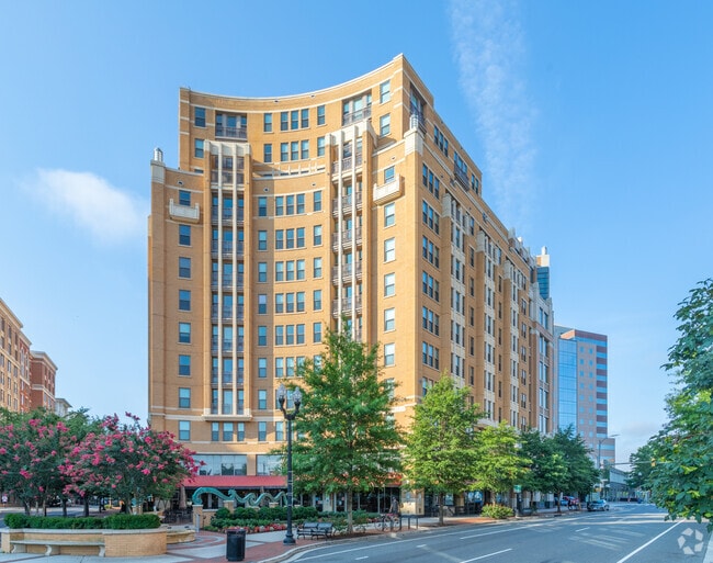 Lyon Place at Clarendon Center