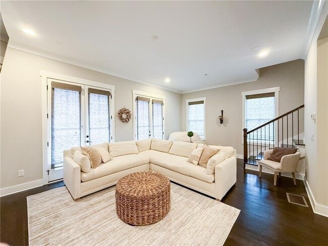 Photo - 984 Memorial Walk SE