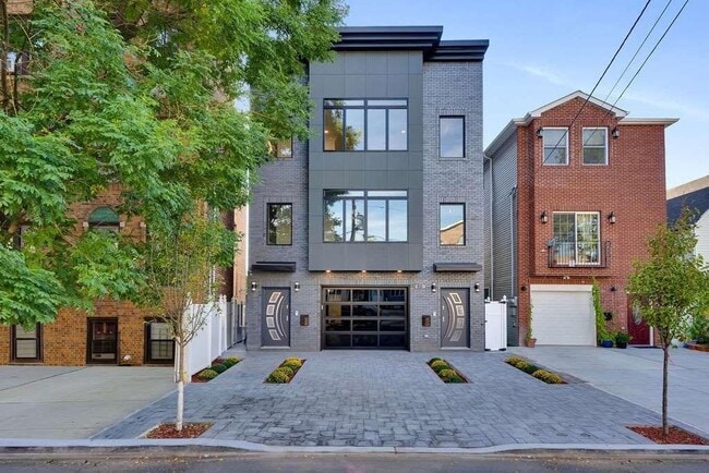 Building Photo - 65 Corbin Ave Unit 1