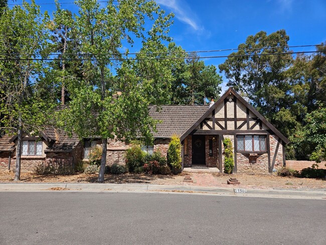Building Photo - Coming Soon....Stunning 1 Bed 2 Bath Nagle... Rental