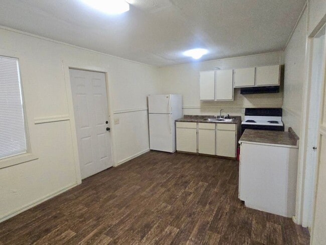 Building Photo - One Bedroom Efficiency