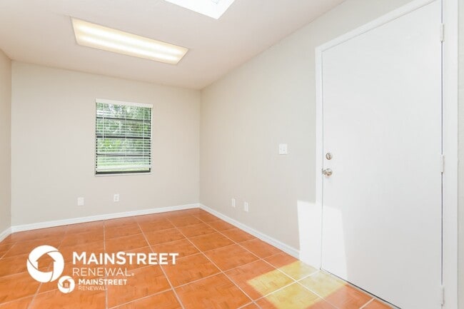 Photo - 8235 Gershwin St