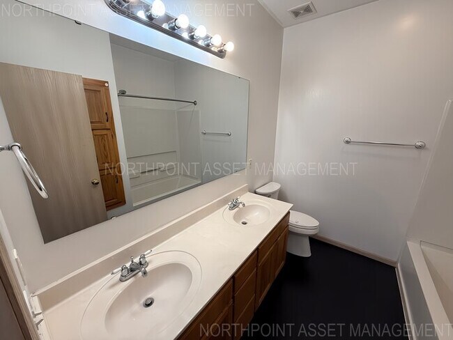 Photo - 3 Bed, 2 Bath Townhome SPECIAL!