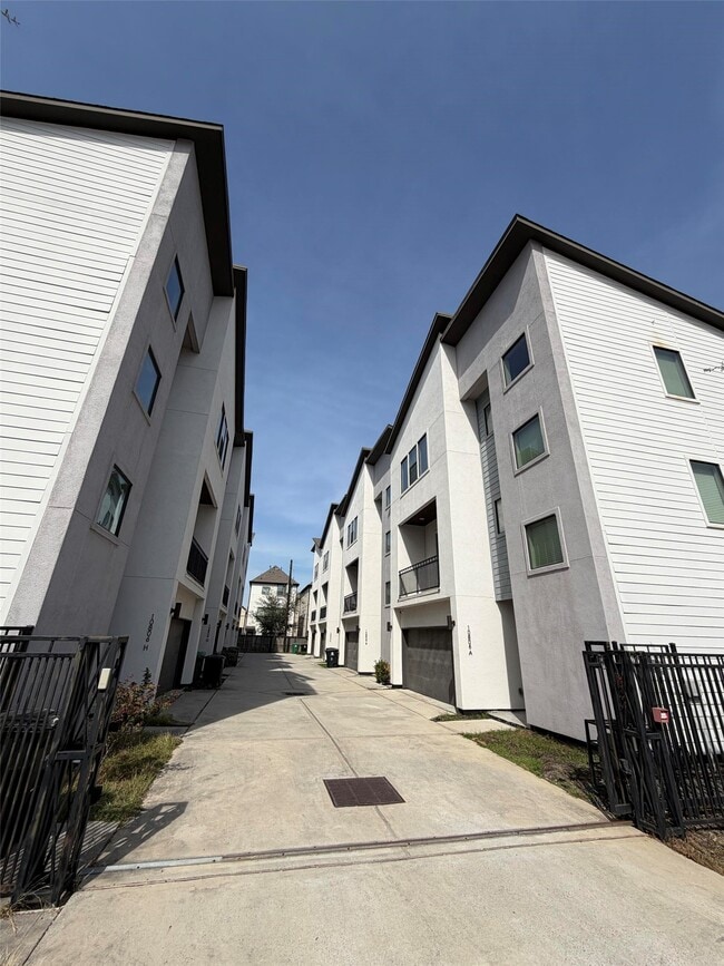 Photo - 10806 Warwana Rd