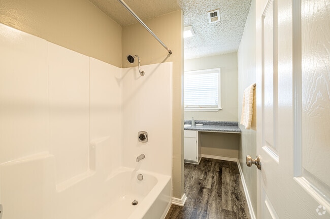 1BR, 1BA - 620SF - Bathroom - Emory on Grand