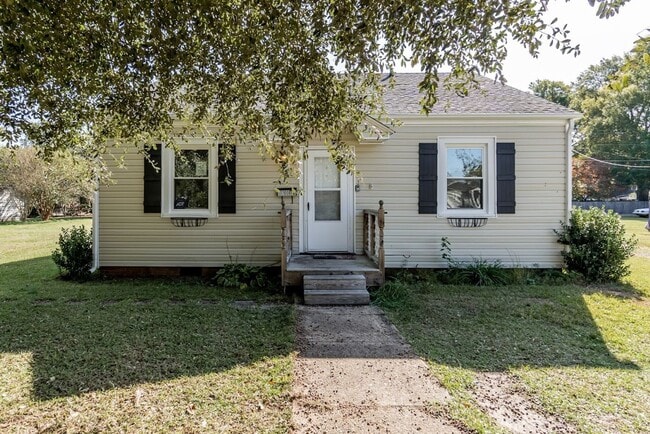 Building Photo - Two Bedroom Home!