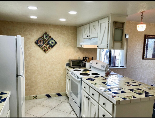 KITCHEN - ELECTRIC RANGE AND STOVE - 32731 W Jones Rd