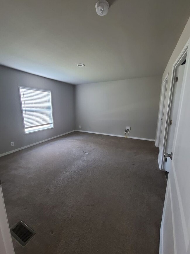 Photo - 3 bed 2 bath with garage