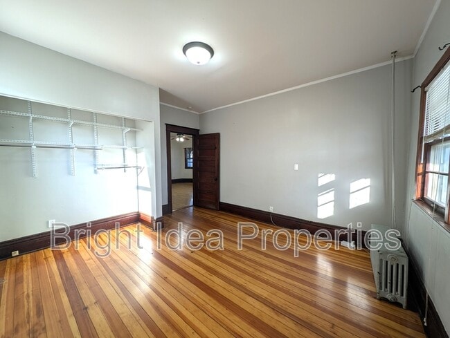 Photo - 869 Geranium Ave E