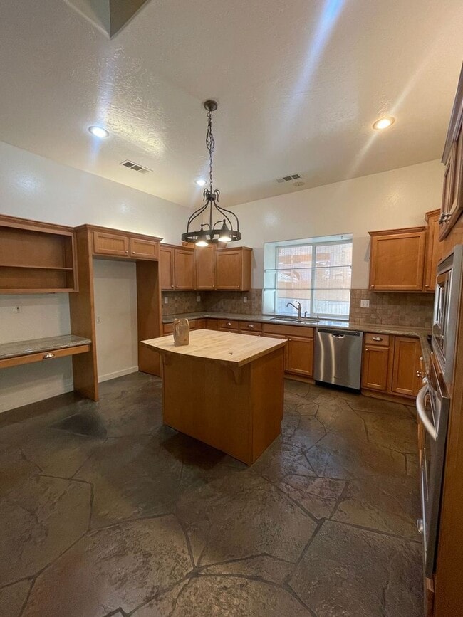 Photo - Beautiful 3BR/2BA Home in Prime Visalia Lo...