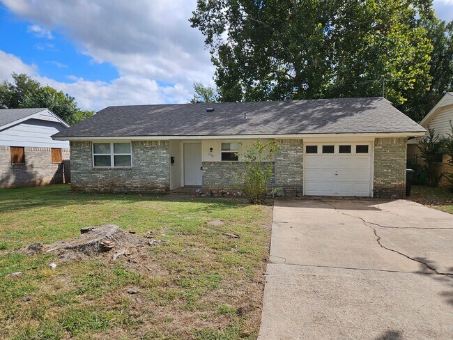 Building Photo - (3) Bed/(2) Bath Avail NOW! Pets Negotiable!