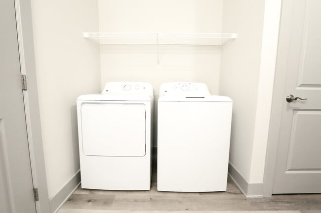 Lavandería de unidad modelo (baño) - Mona Shores Flats