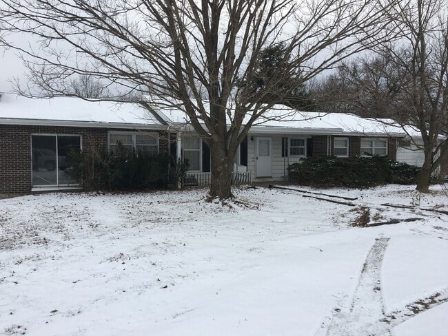 Building Photo - 5 Bedroom, 2.5 bath house with detached la...
