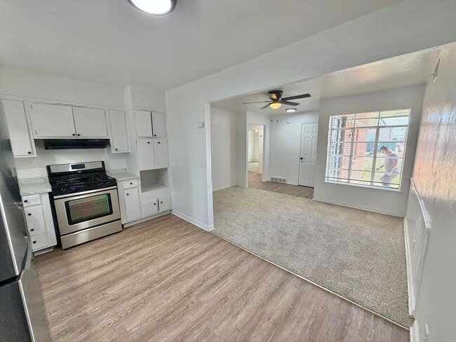 Building Photo - 3 bed Fresh inside!