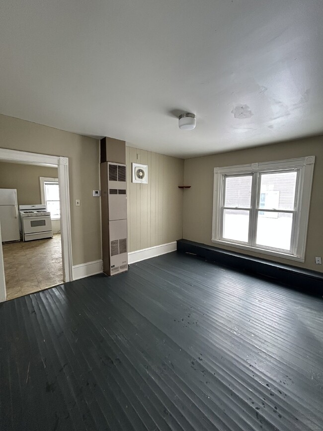 Photo - Available JUNE 1st: 4 bed 1 bath close to ... Apartment