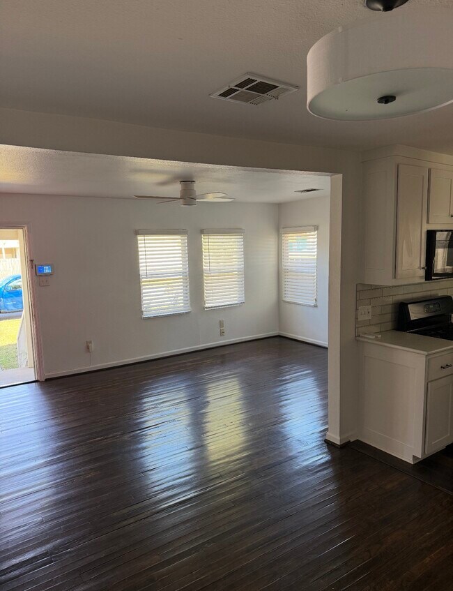 Photo - 1406 Kirwin St