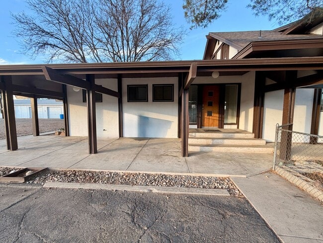 Building Photo - Vintage Home in an unbelievable location
