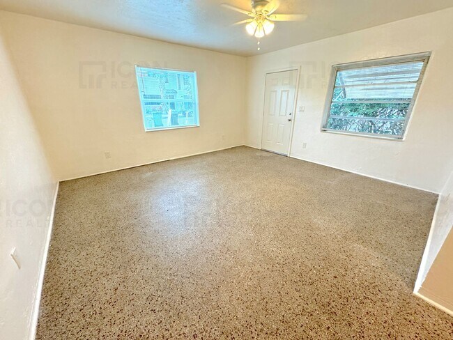 Photo - 501 SE 12th Ct