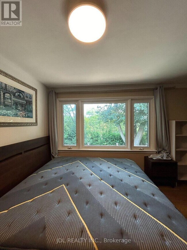 Photo - 110 Robinson St